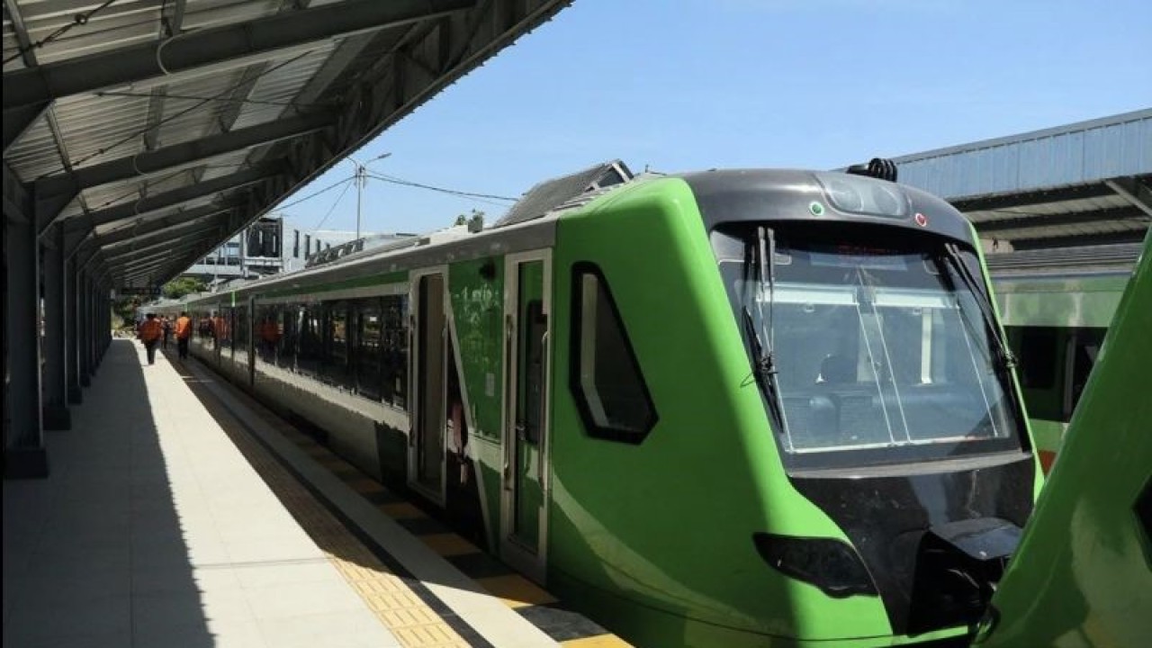 Kereta Feeder terparkir di Stasiun Bandung. (ANTARA/HO-PT KAI Daop II Bandung/am).