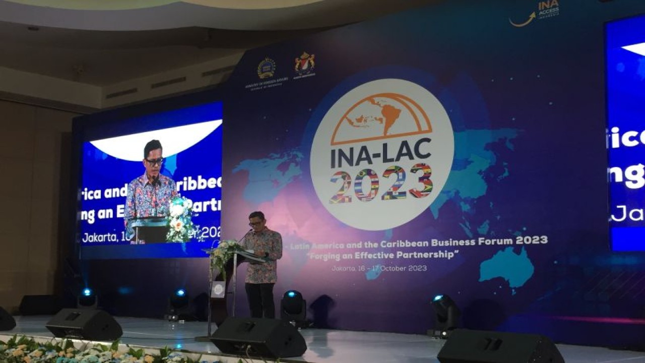 Wakil Menteri Luar Negeri Pahala Mansury berbicara dalam acara pembukaan Forum Bisnis Indonesia-Amerika Latin dan Karibia (INA-LAC) 2023 di Jakarta, 16 Oktober 2023. (ANTARA/Shofi Ayudiana)