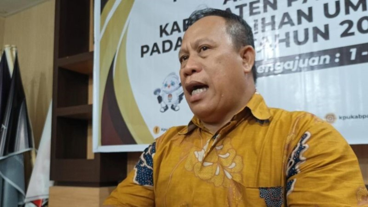 Ketua KPU Parigi Moutong, Dirwan Korompot memberikan keterangan kepada Wak media terkait tahapan Pemilu 2024. ANTARA/Moh Ridwan