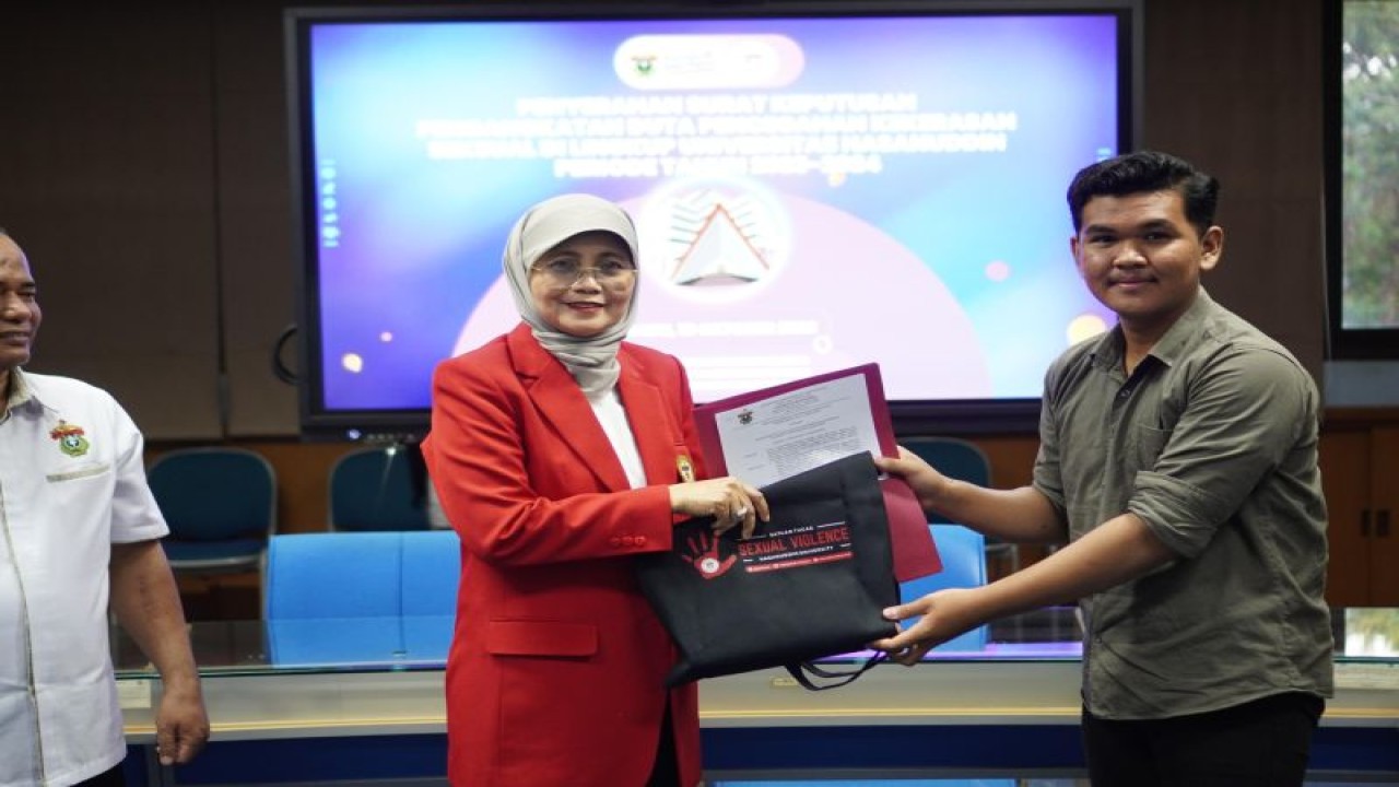 Ketua Satgas PPKS Unhas Prof Farida menyerahkan SK pengangkatan duta PPKS lingkup Unhas periodw 2023-2024.ANTARA/HO-Unhas