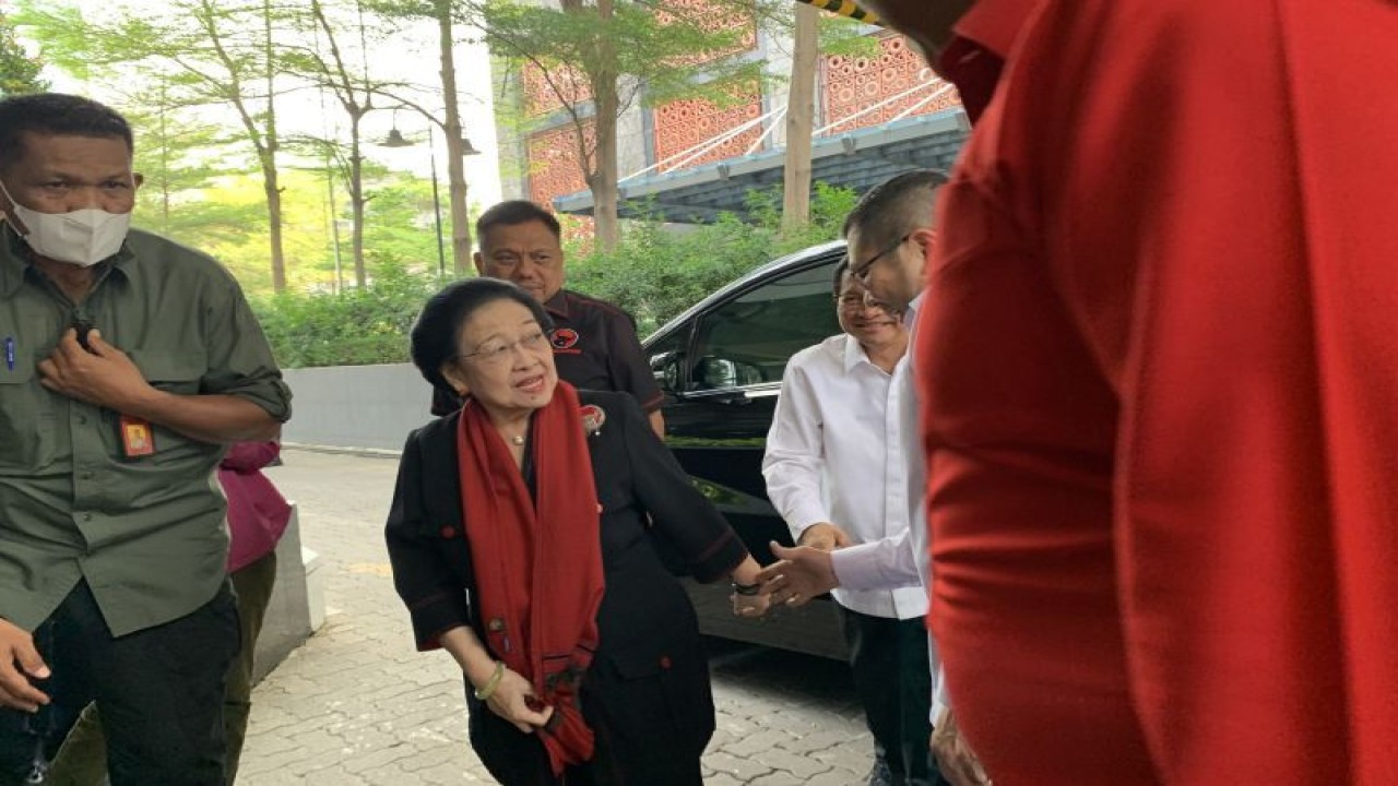 Ketua Umum PDI Perjuangan Megawati Soekarnoputri tiba di lokasi pertemuan ketua umum partai koalisi pengusung Ganjar-Mahfud di Kebon Sirih, Jakarta Pusat, Jakarta, Rabu (25/10/2023). (ANTARA/Mario Sofia Nasution)