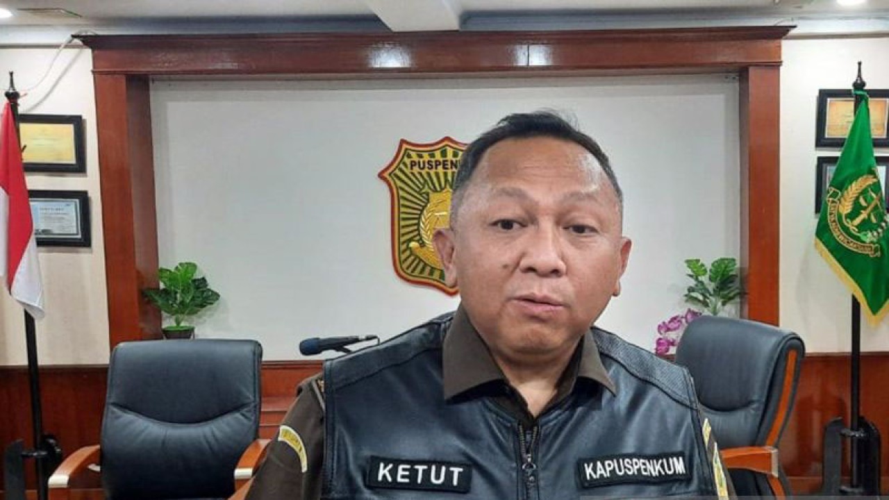 Kapuspenkum Kejagung Ketut Sumedana saat memberikan keterangan kepada wartawan di Ruang Puspenkum Kejagung, Jakarta, Senin (16/10/2023). (ANTARA/Laily Rahmawaty/am)