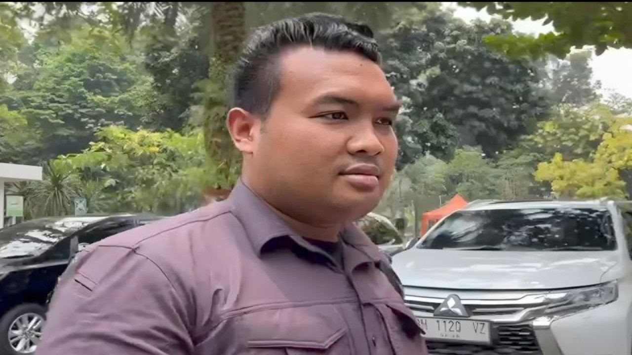 Kevin Egananta selaku ajudan ketua KPK tiba di Polda Metro Jaya untuk memenuhi panggilan penyidik dalam kasus dugaan pemerasan pimpinan KPK terhadap mantan Mentan Syahrul Yasin Limpo, Jumat (13/10/2023). ANTARA/Ilham Kausar