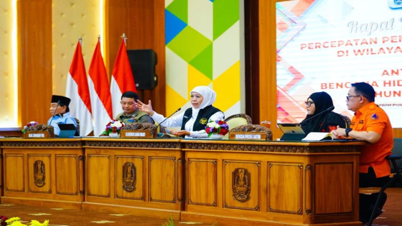 Kepala BNPB RI Letnan Jenderal TNI Suharyanto (dua kiri) bersama Gubernur Jatim Khofifah Indar Parawansa (tengah) di sela rapat koordinasi bersama BPBD se-Jatim serta bupati/wali kota, termasuk Gubernur Jawa Timur Khofifah Indar Parawansa di Surabaya. (ANTARA/HO-Biro Adpim Jatim)