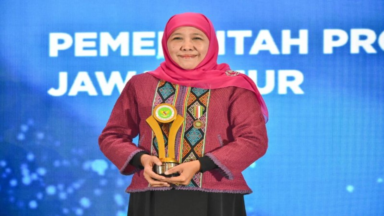 Gubernur Jatim Khofifah Indar Parawansa menerima piala juara umum Anugerah Dewan Energi Nasional 2023 di Jakarta, Jumat (20/10/2023). ANTARA/HO-Biro Adpim Jatim