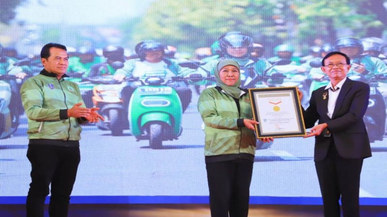 Gubernur Jatim Khofifah Indar Parawansa menerima rekor MURI usai memimpin gebyar konvoi motor listrik dalam rangkaian peresmian PLTS Atap di 20 lokasi wilayah provinsi setempat di Surabaya, Selasa (20/10/2023). (ANTARA/HO-Biro Adpim Jatim)