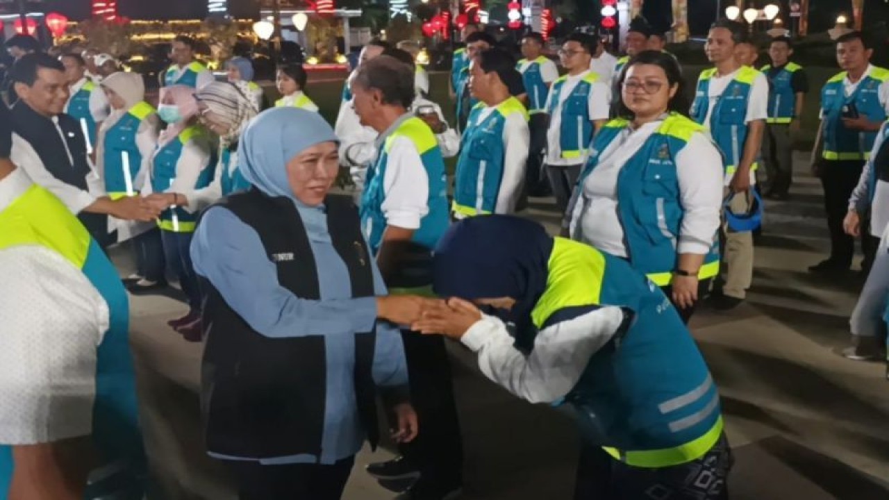 Gubernur Jatim Khofifah Indar Parawansa saat melepas keberangkatan Tim Pelayanan Kesehatan Bergerak Pemprov Jatim menuju ke Pulau Kangean dari Gedung Negara Grahadi Surabaya, Kamis dini hari (26/10/2023). ANTARA/Hanif Nashrullah.