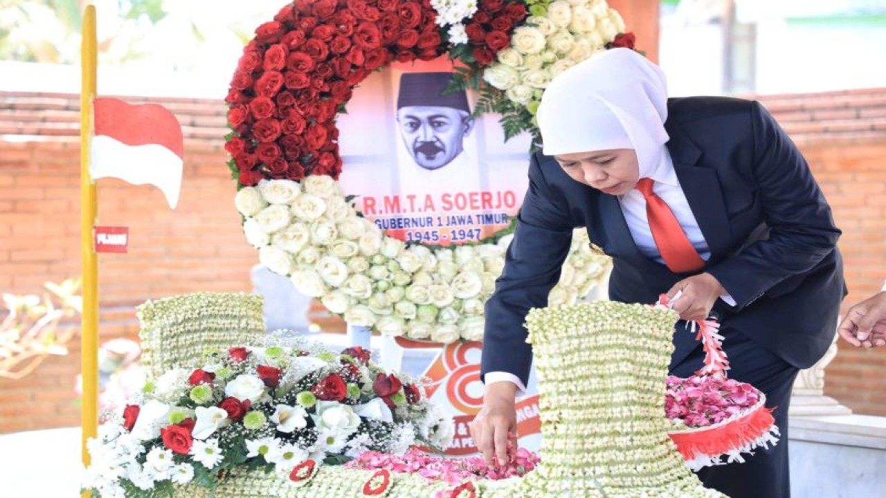 Gubernur Jawa Timur Khofifah Indar Parawansa bersama Forkopimda melakukan ziarah ke makam Gubernur pertama Jatim Raden Mas Tumenggung (RMT) Ario Soerjo yang berada di Kelurahan Kepolorejo, Kecamatan Magetan, Kabupaten Magetan, Selasa (10/10/2023). Ziarah Makam Gubernur Soerjo merupakan tradisi dari rangkaian peringatan Hari Jadi ke-78 Provinsi Jawa Timur yang jatuh pada 12 Oktober 2023. ANTARA/HO-Biro Adpim Pemprov Jatim