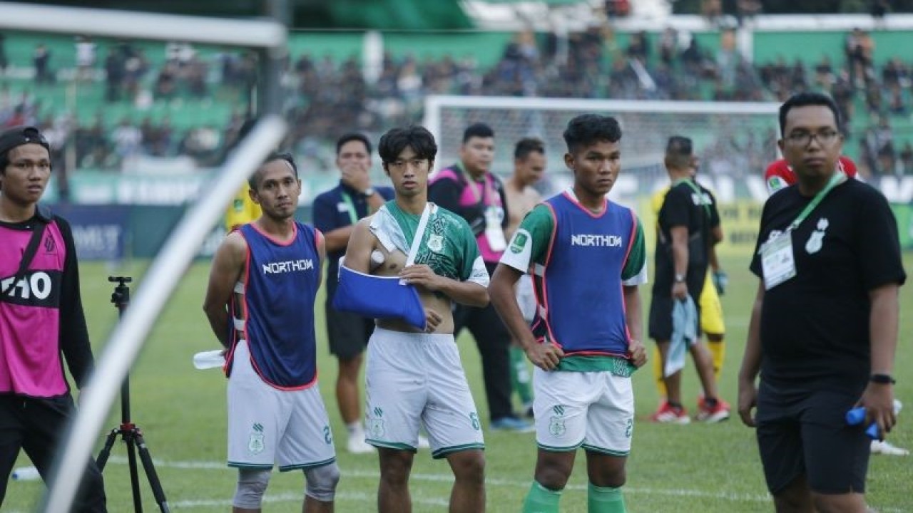 Kim Jin-Sung mengalami cedera bahu saat PSMS menjamu Sriwijaya FC di Stadion Teladan Medan (ANTARA/Juraidi)