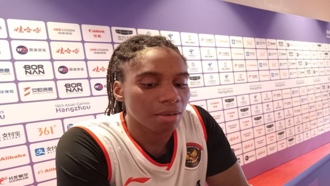 Atlet bola basket putri Indonesia Kimberley Pierre Louis menjawab pertanyaan pewarta di mixed zone Hangzhou Olympics Sports Centre, Hangzhou, Senin (2/10/2023). (ANTARA/RAUF ADIPATI)