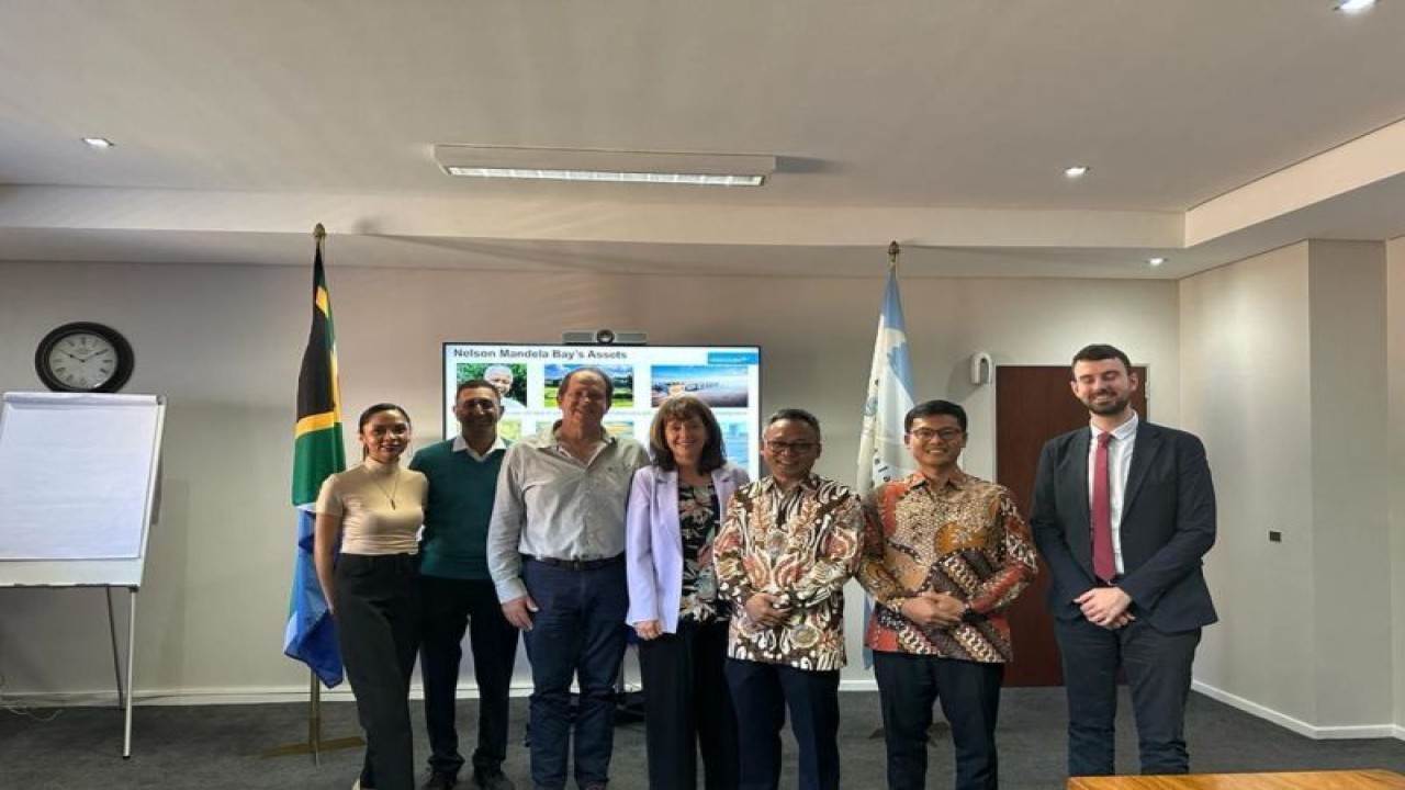 Perwakilan KJRI Cape Town dan perwakilan Nelson Mandela Bay Business Chamber berfoto usai pertemuan di kota Port Elizaberh Eastern Cape pada Kamis (19/10/2023). (ANTARA/HO-KJRI Cape Town)