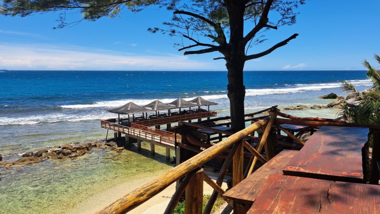 Dokumentasi - Kementerian Kelautan dan Perikanan (KKP) menertibkan salah satu resor di Lhoknga, Kabupaten Aceh Besar, Provinsi Aceh yang diduga tidak mengantongi dokumen Persetujuan Kesesuaian Kegiatan Pemanfaatan Ruang Laut. (ANTARA/HO/Kementerian Kelautan dan Perikanan)