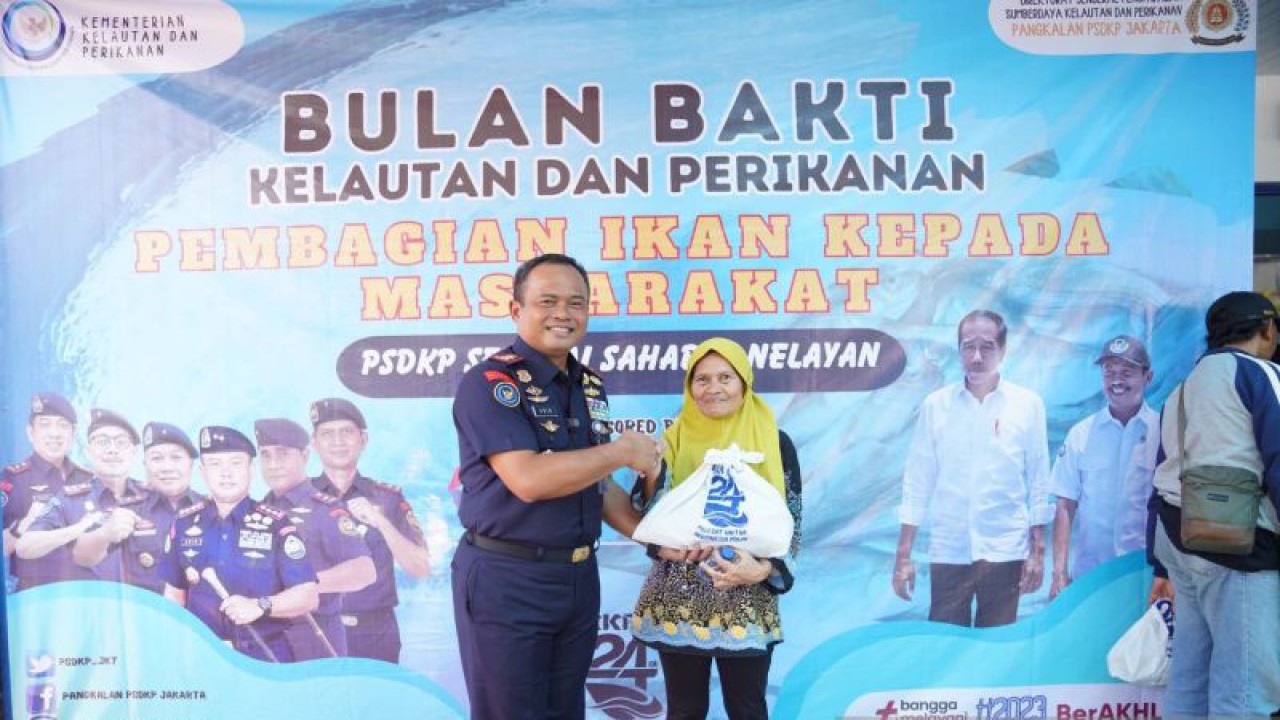 Direktur Jenderal Pengawasan Sumber Daya Kelautan dan Perikanan (PSDKP) KKP Adin Nurawaluddin dalam acara Bakti Sosial Serentak yang digelar di Pangkalan PSDKP Jakarta, Senin (23/10/2023). ANTARA/HO-KKP