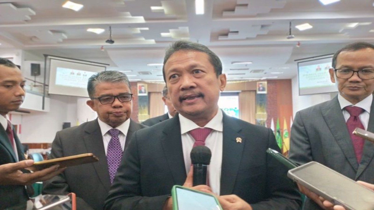 Menteri Kelautan dan Perikanan Sakti Wahyu Trenggono saat diwawancarai awak media massa di Padang, Selasa, (31/10/2023). ANTARA/Muhammad Zulfikar.