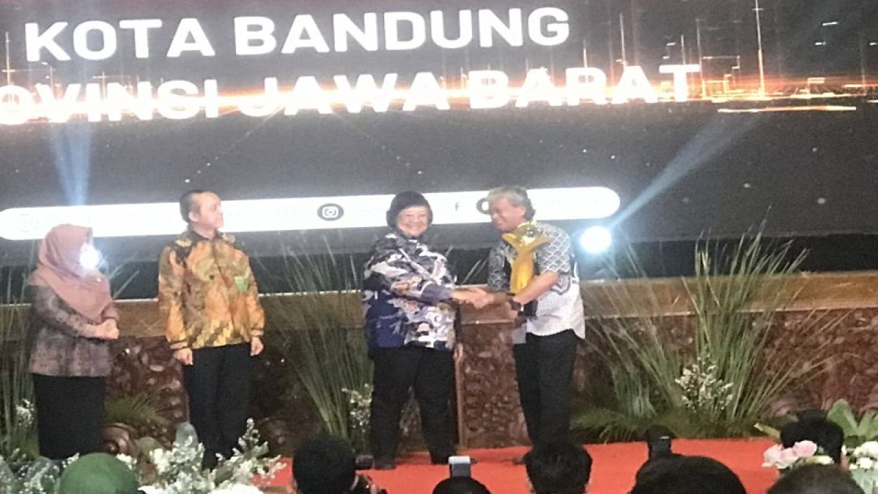 Menteri Kehutanan dan Lingkungan Hidup dan Kehutanan Siti Nurbaya Bakar menyerahan penghargaan Program Kampung Iklim (Proklim) dalam puncak acara Festival Iklim 2023 di Jakarta, Selasa (24/10/2023). (ANTARA/M Mardiansyah Al Afghani)