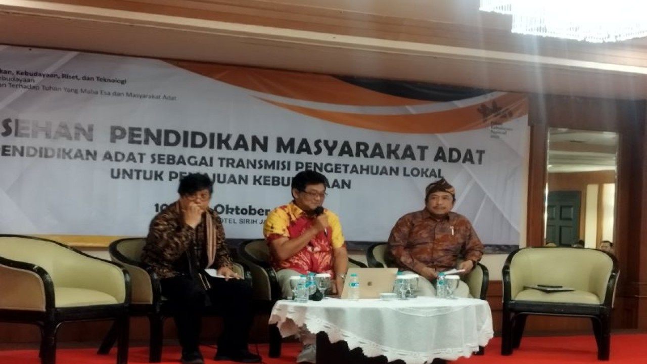 Kepala Sub Direktorat (Kasubdit) Penetapan Hutan Adat dan Hutan Hak KLHK Yuli Prasetyo Nugroho (tengah) saat mengisi acara Sarasehan Pendidikan Masyarakat Adat di Jakarta, Rabu (11/10/2023) (ANTARA/Muzdaffar Fauzan)