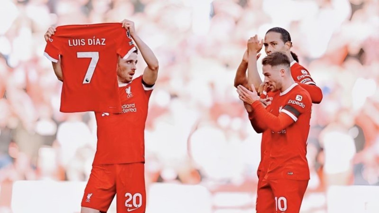 Pemain Liverpool FC Diogo Jota berselebrasi gol dengan membentangkan jersey Luis Diaz bernomor punggung 7 sebagai bentuk dukungan kepada rekannya itu pada kemenangan 3-0 timnya dari Nottingham Forest dalam lanjutan Liga Inggris di Anfield, Minggu (29/10/2023). (ANTARA/Liverpool)