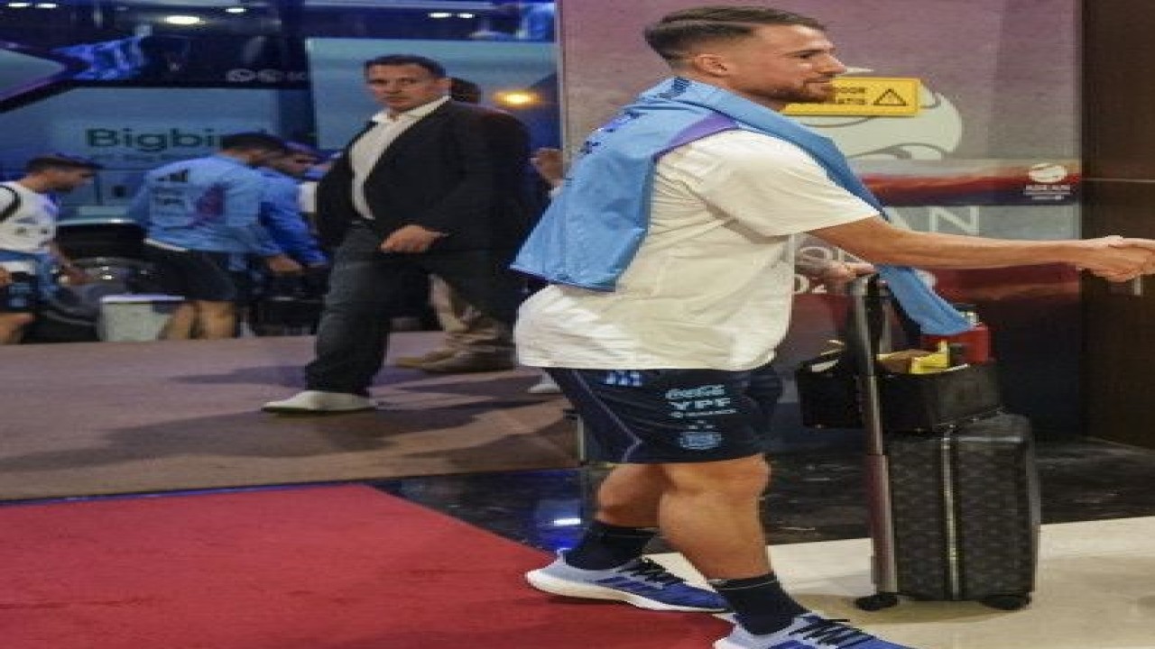 Arsip - Ketum PSSI Erick Thohir (tengah) menyambut kedatangan pemain Timnas Argentina Alexis Mac Allister setibanya di Bandara Soekarno Hatta, Tangerang, Banten, Jumat (16/6/2023). ANTARA FOTO/Dhemas Reviyanto/rwa.