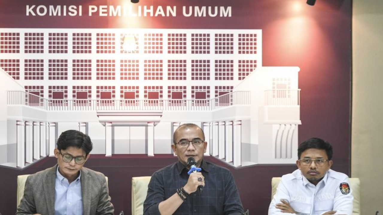 Ketua Komisi Pemilihan Umum (KPU) Hasyim Asy'ari (tengah) bersama anggota KPU Idham Holik (kanan) dan August Mellaz memberikan keterangan pers terkait pendaftaran calon presiden dan wakil presiden di Kantor KPU, Jakarta, Senin (16/10/2023). KPU menjadwalkan pendaftaran pasangan calon presiden dan calon wakil presiden untuk Pemilu 2024 pada 19-25 Oktober 2023. ANTARA FOTO/Hafidz Mubarak A/foc.