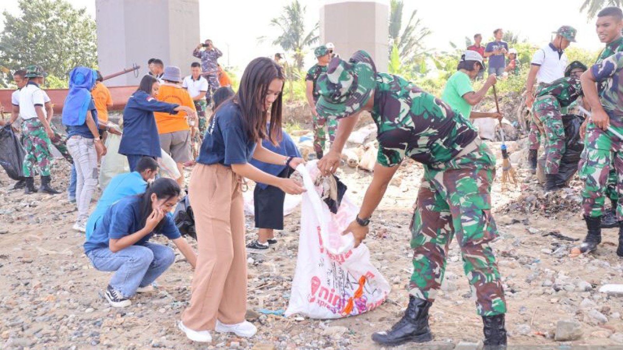 Aksi bersih pantai dan sungai oleh Kodam Pattimura bersama elemen terkait dan warga sekitar (Antara/DedyAzis)