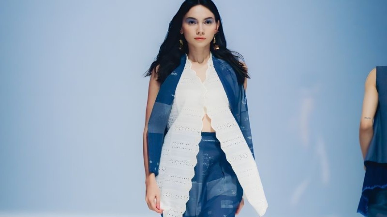 Koleksi "Tarum" dari Sejauh Mata Memandang. (ANTARA/HO-Sejauh Mata Memandang)