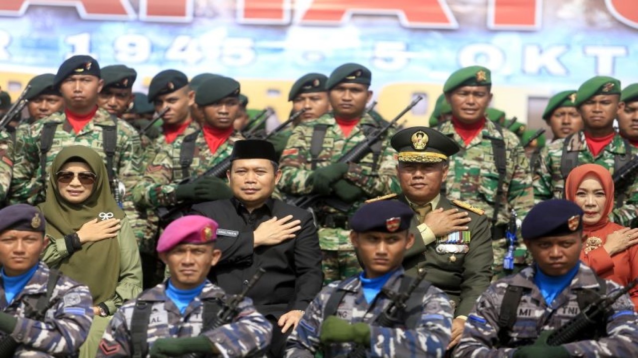Komandan Korem 133/NW, Brigadir Jenderal TNI Totok Sulistyono (kedua kanan), bersama Pj Gubernur Gorontalo Ismail Pakaya (kedua kiri) berfoto bersama prajurit usai mengikuti upacara peringatan HUT ke-78 TNI di lapangan Kompi Bantuan Kota Gorontalo, Gorontalo, Kamis (5/10/2023). ANTARA/Adiwinata Solihin