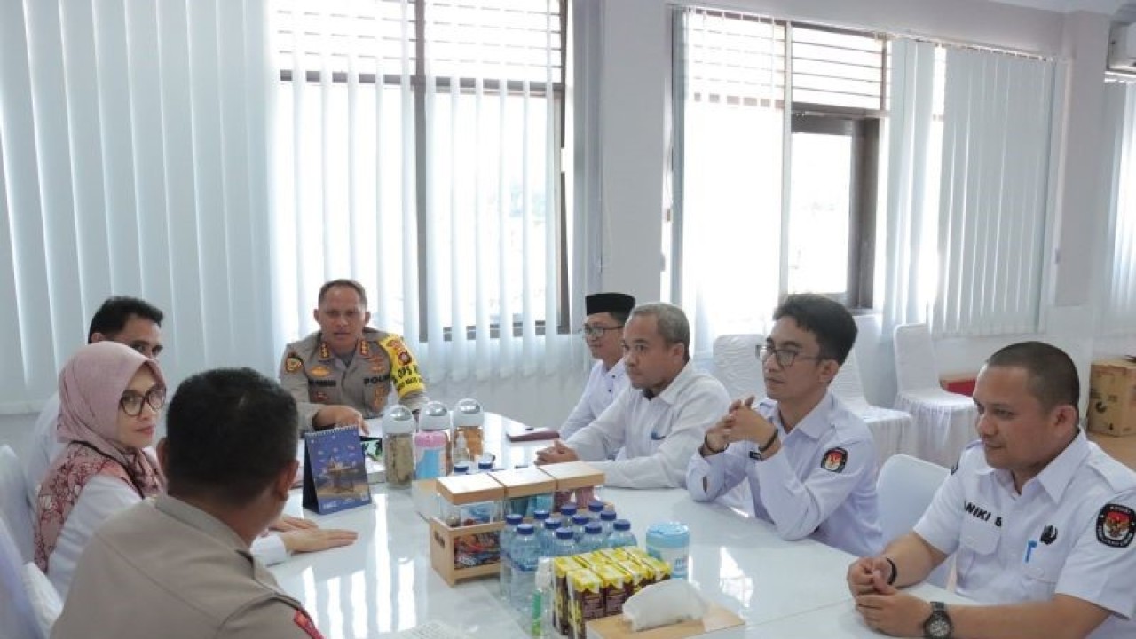 Kombes Pol. Ade Permana saat menerima kunjungan Ketua KPU Kota Gorontalo Fadly Thaib. (ANTARA/HO-Humas Polresta)