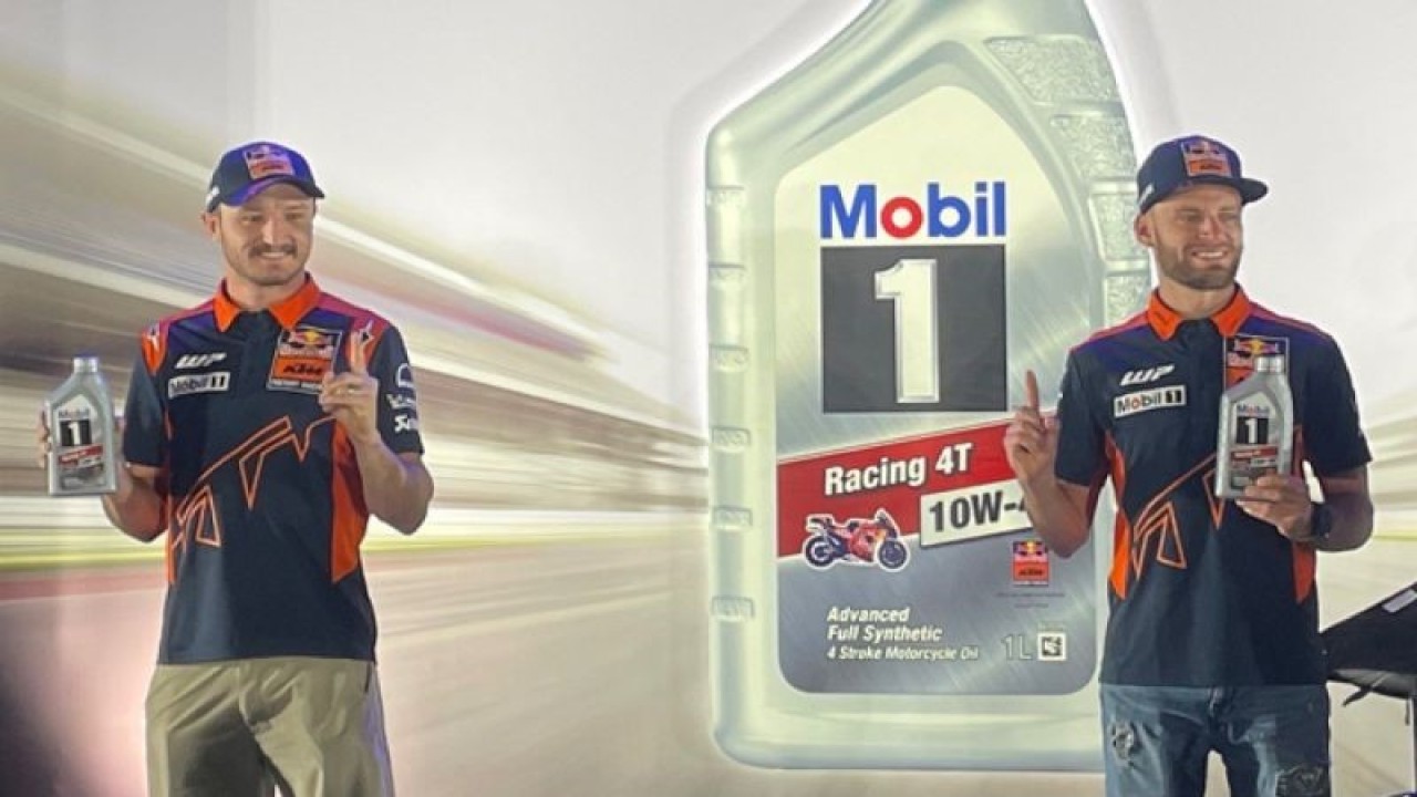 Jack Miller dan Brad Binder saat menghadiri konferensi pers peluncuran produk baru oli Mobil1 di Hallf Patiunus, Jakarta Selatan, Rabu (11/10/2023) ANTARA/Lifia Mawaddah Putri