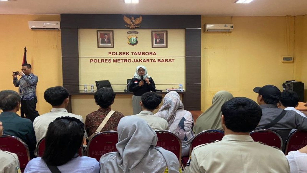 Penjabat Sementara (Pjs) Ketua Umum Komnas PA Lia Latifah memberikan edukasi kepada 11 pelajar yang terlibat pembegalan dan tawuran beserta orang tua mereka di Polsek Tambora, Jakarta Barat, Senin (2/10/2023). Antara/HO-Komnas PA