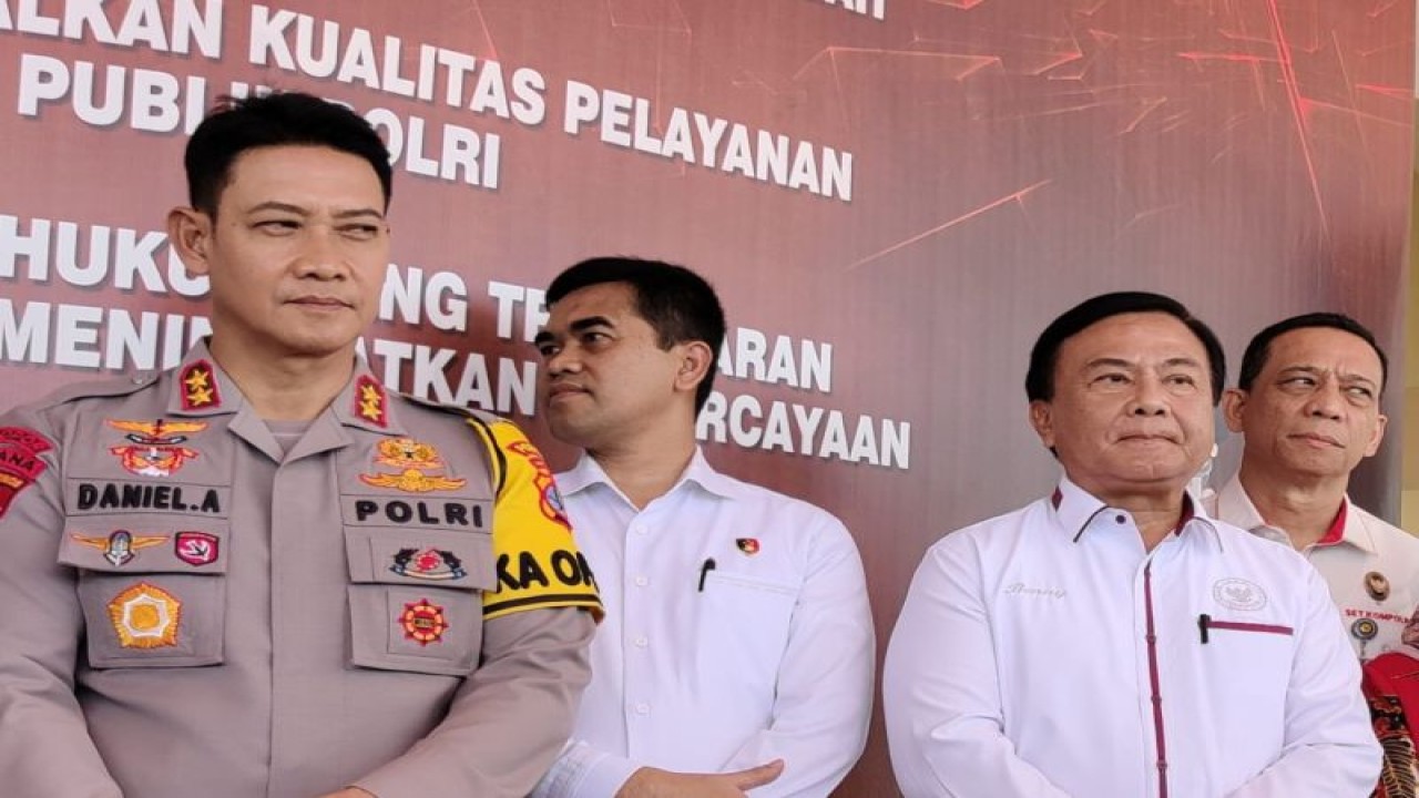 Ketua Harian Kompolnas Benny Josua Mamoto (kanan) berdampingan dengan Kapolda Kaltara Irjen Pol. Daniel Adityajaya (kiri) saat memberi keterangan pers kepada awak media di Tanjung Selor, Kabupaten Bulungan, Kalimantan Utara, Rabu (18/10/2023). (ANTARA/Muh. Arfan)