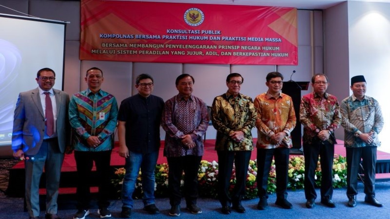 Menteri Hukum dan HAM Yasonna H. Laoly (keempat dari kanan) berfoto bersama Ketua Harian Kompolnas Benny Mamoto (keempat dari kiri) dan narasumber acara “Konsultasi Publik Kompolnas bersama Praktisi Hukum dan Praktisi Media Massa” di Jakarta, Selasa (3/10/2023). (ANTARA/Uyu Septiyati Liman)