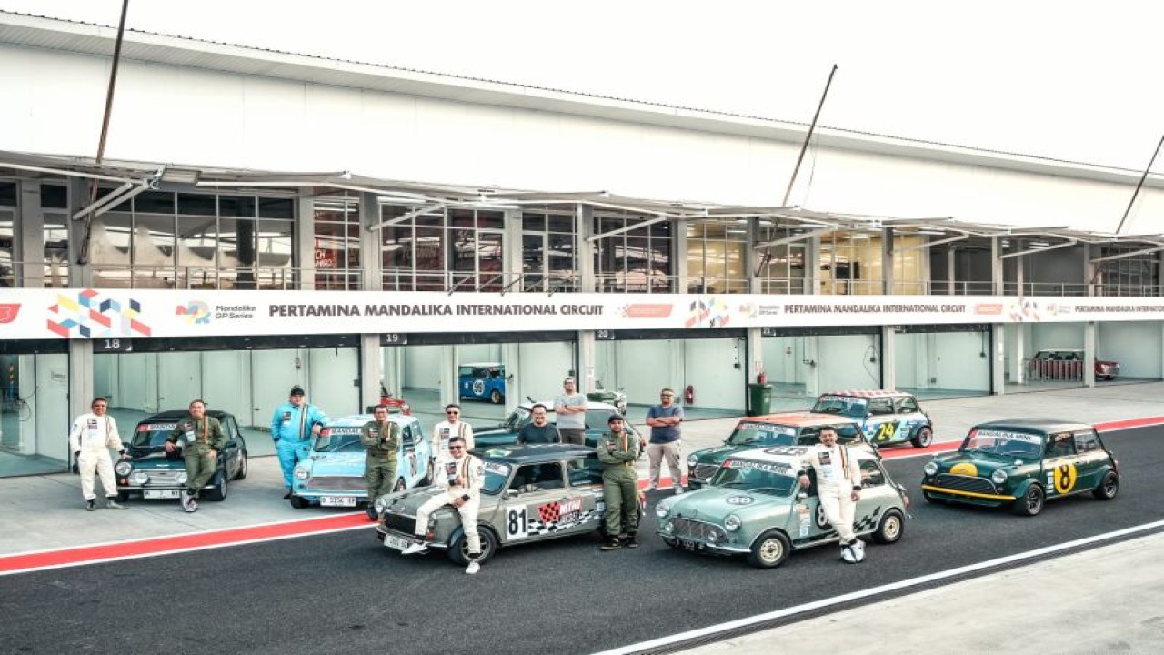 Komunitas Mini Cooper Jakarta Selatan (Mini Jaksel) jajal lintasan balap Mandalika (ANTARA/Ho/Mini Jaksel)