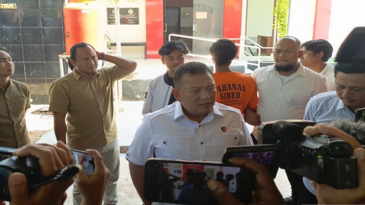 Konferensi pers pengungkapan kasus penyebaran video berunsur asusila di Polda Kepri (ANTARA/Yude)