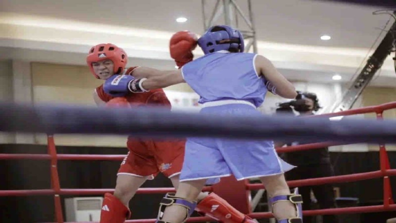 Dua atlet kickboxing bertanding di atas ring dalam ajang Indonesia Martial Art Games (IMAG) 2023 yang diselenggarakan di Hotel Green Forest Kota Bogor, Selasa (24/10/2023). ANTARA/HO-KONI Pusat