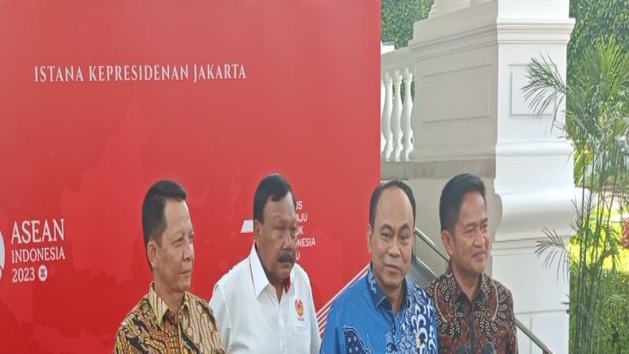 Wakil I Ketua Umum KONI Suwarno (kedua kiri) memberikan keterangan di Kompleks Istana Kepresidenan, Jakarta, Senin (9/10/2023). (ANTARA/Rangga Pandu Asmara Jingga)