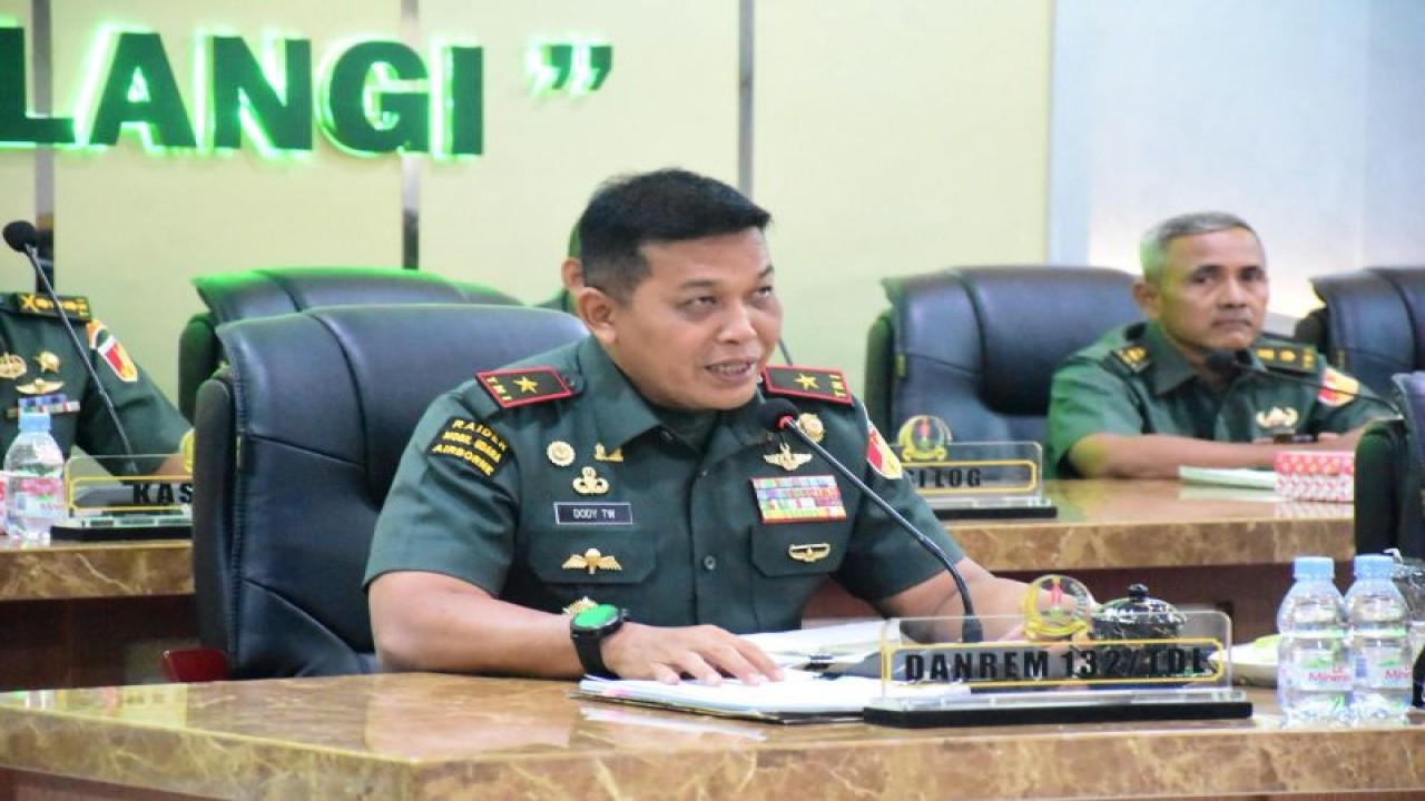 Komandan Korem (Danrem) 132/Tadulako Brigjen TNI Dody Triwinarto memaparkan Rencana Garis Besar (RGB) latihan posko I Kodim 1311/Morowali Kepada Kasdam XIII/Merdeka Brigjen TNI Mochammad Lutfie Beta di Palu, Kamis (12/10/2023). (ANTARA/HO-Penrem 132/Tadulako)