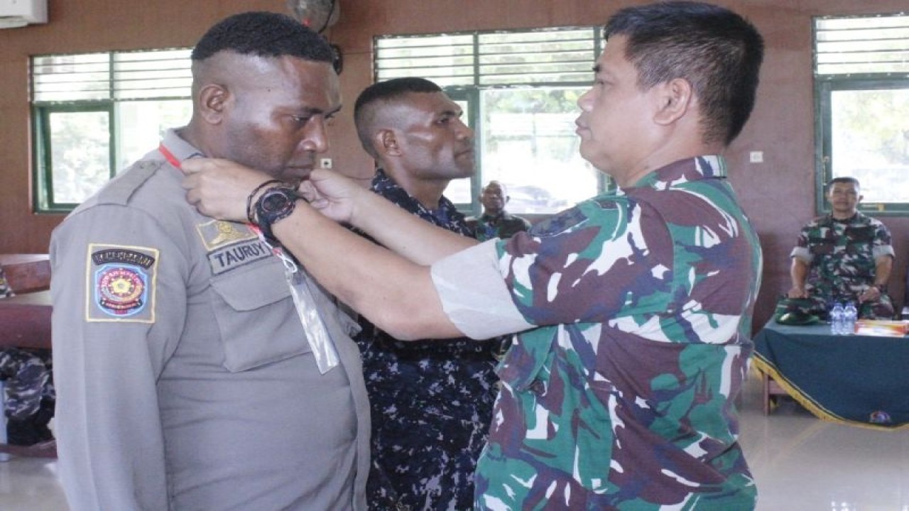 Danrem 172/PWY diwakili  Kepala Seksi Teritorial (Kasiter) Kasrem 172/PWT Kolonel Arh Samujio saat penyematan tanda peserta pelatihan warga terlatih di Rindam XVII/Cenderawasih, Sentani, Senin (23/10). (ANTARA/HO/Penrem 172/PWY)