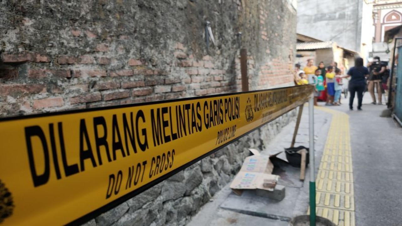 Lokasi tewasnya siswa kelas IX SMP Negeri 132, Cengkareng, Jakarta Barat yang terjatuh dari lantai empat gedung sekolah, Senin (9/10/2023). ANTARA/ Risky Syukur