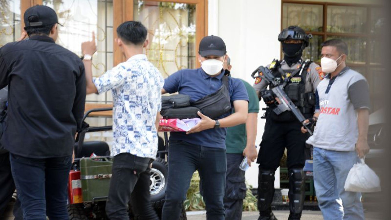 Arsip foto - Tim penyidik Komisi Pemberantasan Korupsi (KPK) melakukan pengeledahan di rumah pribadi Menteri Pertanian (Mentan) Syahrul Yasin Limpo di Jalan Pelita Raya, Makassar, Sulawesi Selatan, Rabu (4/10/2023). ANTARA FOTO/Hasrul Said/YU/foc.