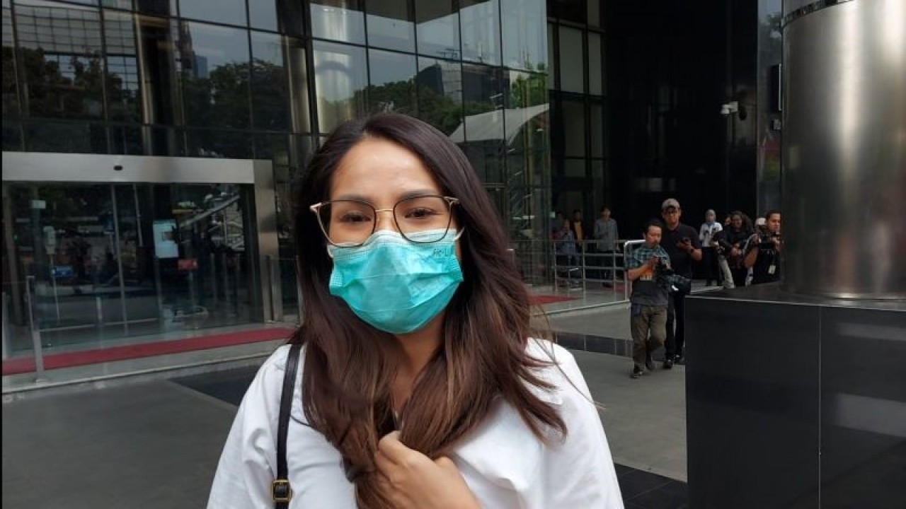 Arsip foto - Windy Yunita Bastari Usman alias Windy Idol meninggalkan Gedung Merah Putih KPK, Jakarta Selatan, usai diperiksa penyidik KPK, Selasa (19/9/2023). ANTARA/Fianda Sjofjan Rassat