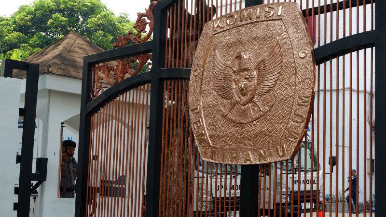 Petugas keamanan berjaga di pintu gerbang Gedung KPU RI, Jakarta, Rabu (18/10/2023). (ANTARA/Uyu Septiyati Liman)