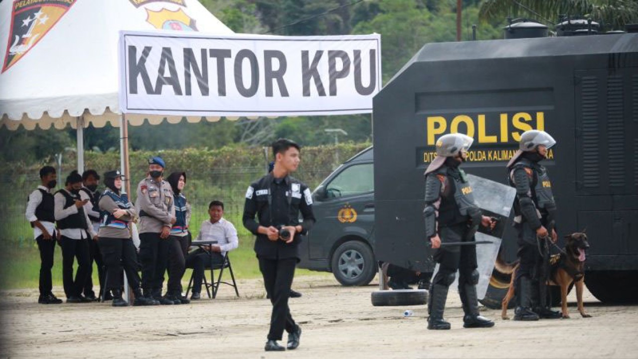 Dokumentasi anggota Polda Kalimantan Utara berjaga di depan Kantor KPUD Kalimantan Utara pada simulasi sistem pengamanan kota di Tanjung Selor, Kabupaten Bulungan, Kalimantan Utara, beberapa waktu lalu. ANTARA/Muhammad Arfan