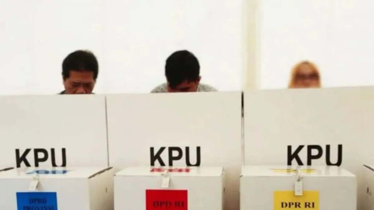 Ilustrasi warga menentukan pilihan politiknya di kotak suara pada pemilu. ANTARA/Darwin Fatir.