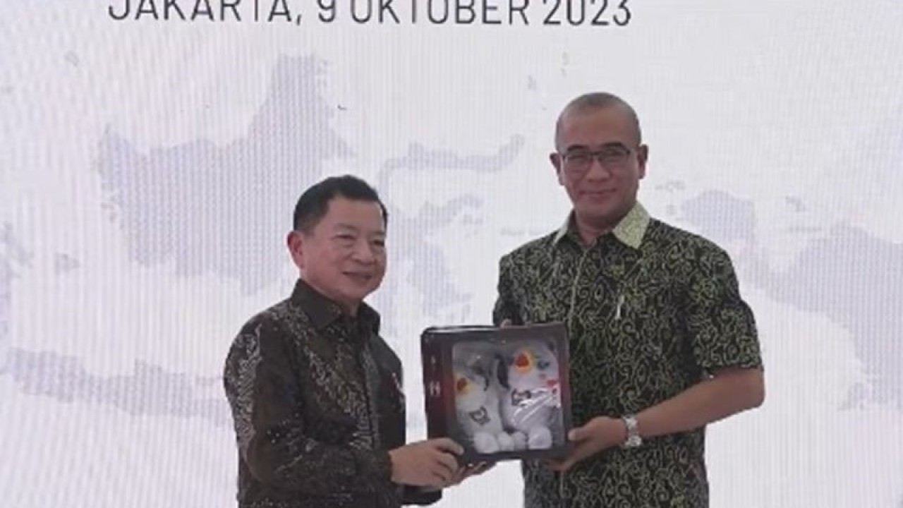 Menteri PPN/ Kepala Bappenas Suharso Monoarfa (kiri) bersama Ketua KPU RI Hasyim Asy'ari (kanan) dalam sosialisasi RPJMN Teknokratik 2025-2029 dan RPJPN 2025-2045 di Kantor Perencanaan Pembangunan Nasional (PPN)/Bappenas, Jakarta, Senin (9/10/2023). (ANTARA/Narda Margaretha Sinambela)