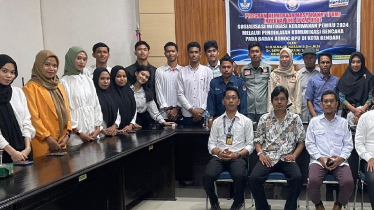 Kegiatan Sosialisasi Mitigasi Kerawanan Pemilu 2024 melalui pendekatan Komunikasi Bencana pada Badan Adhoc KPU di Kendari. Ketua KPU Kendari Jumwal Saleh (tengah duduk bersama Dosen UHO, Najib Husen (duduk kedua kiri). (Foto-KPU Kota Kendari).