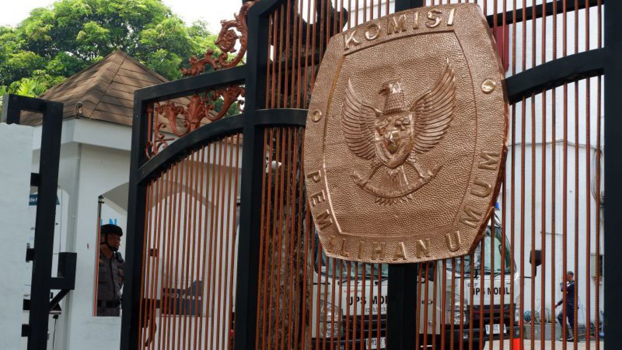 Petugas keamanan berjaga di pintu gerbang Kantor KPU RI, Jakarta, Rabu (18/10/2023). (ANTARA/Uyu Septiyati Liman)