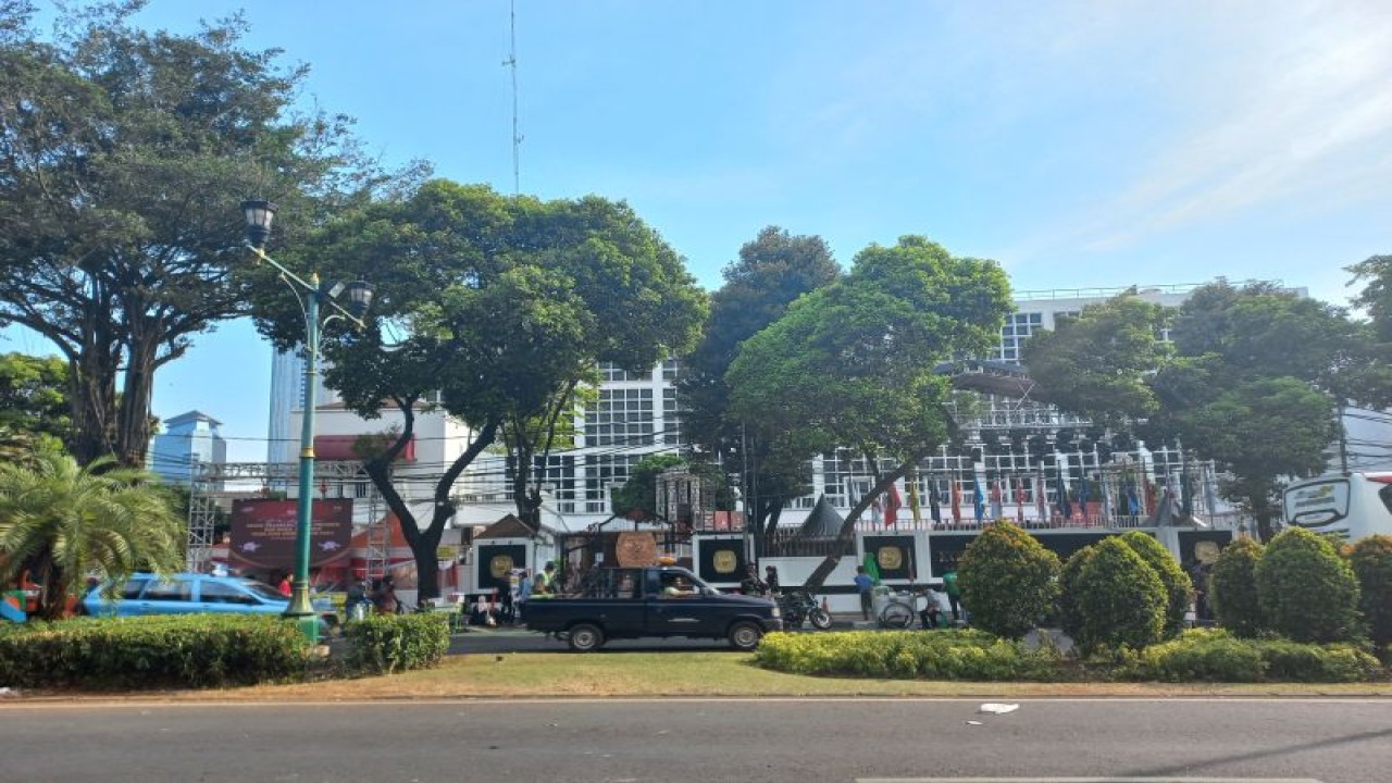 Kendaraan kembali melintas di jalan sekitar KPU RI, Jalan Imam Bonjol, pasca ditutup imbas momen pendaftaran calon peserta Pilpres 2024, Jakarta, Kamis (19/10/2023). ANTARA/Nadia Putri Rahmani