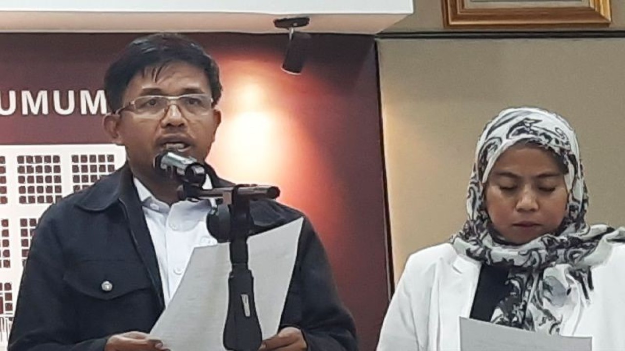 Anggota KPU RI Idham Holik (kiri) bersama Anggota KPU RI Betty Epsilon Idroos (kanan) dalam konferensi pers di Media Centre KPU RI, Jakarta, Senin (16/10/2023). ANTARA/Narda Margaretha Sinambela/aa.