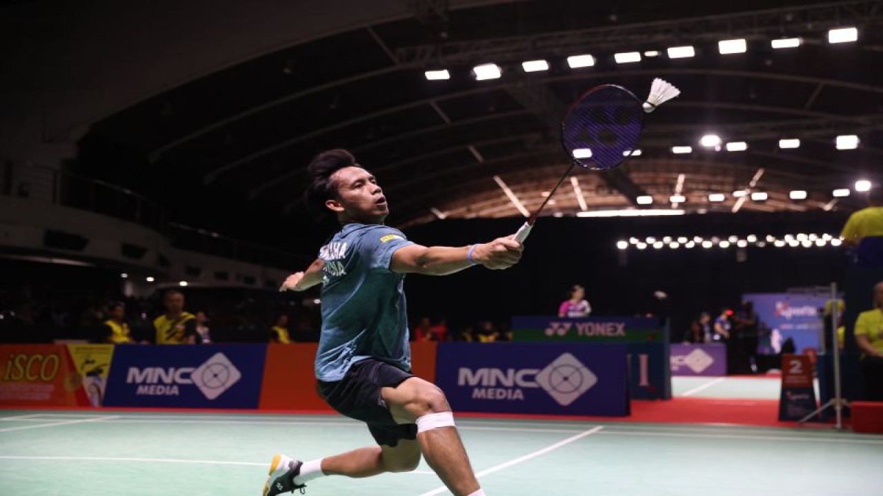 Pebulu tangkis tunggal putra Indonesia, Krishna Adi Nugraha, melaju ke babak perempat final Indonesia International Challenge 2023, setelah sukses menyingkirkan wakil Malaysia M Atef Haikal Taufik dengan skor 21-15, 21-12 di Jatim Expo, Surabaya, Jawa Timur, Kamis. (ANTARA/HO-PP BSI)