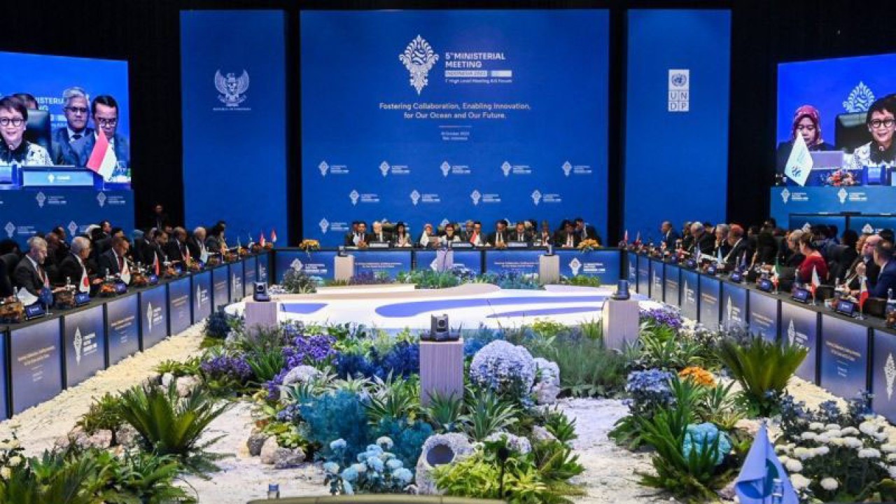 Suasana Pertemuan Ke-5 Tingkat Menteri AIS Forum 2023 di Bali Nusa Dua Convention Center, Nusa Dua, Kabupaten Badung, Bali, Selasa (10/10/2023). (Media Center KTT AIS 2023/M Agung Rajasa/rwa)